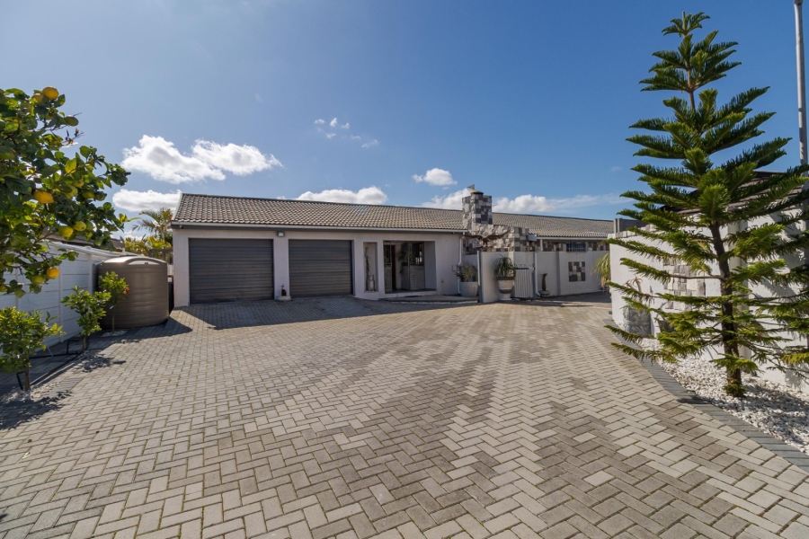 5 Bedroom Property for Sale in Loucharmante Western Cape